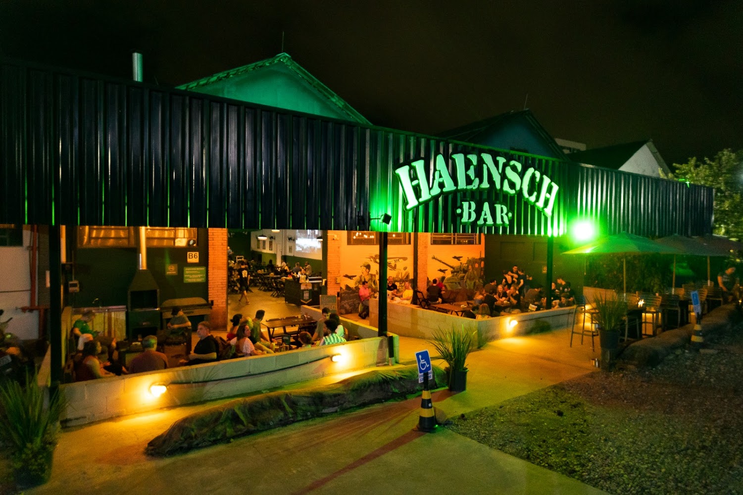 Fachada do HaenschBar em Joinville iluminada de verde