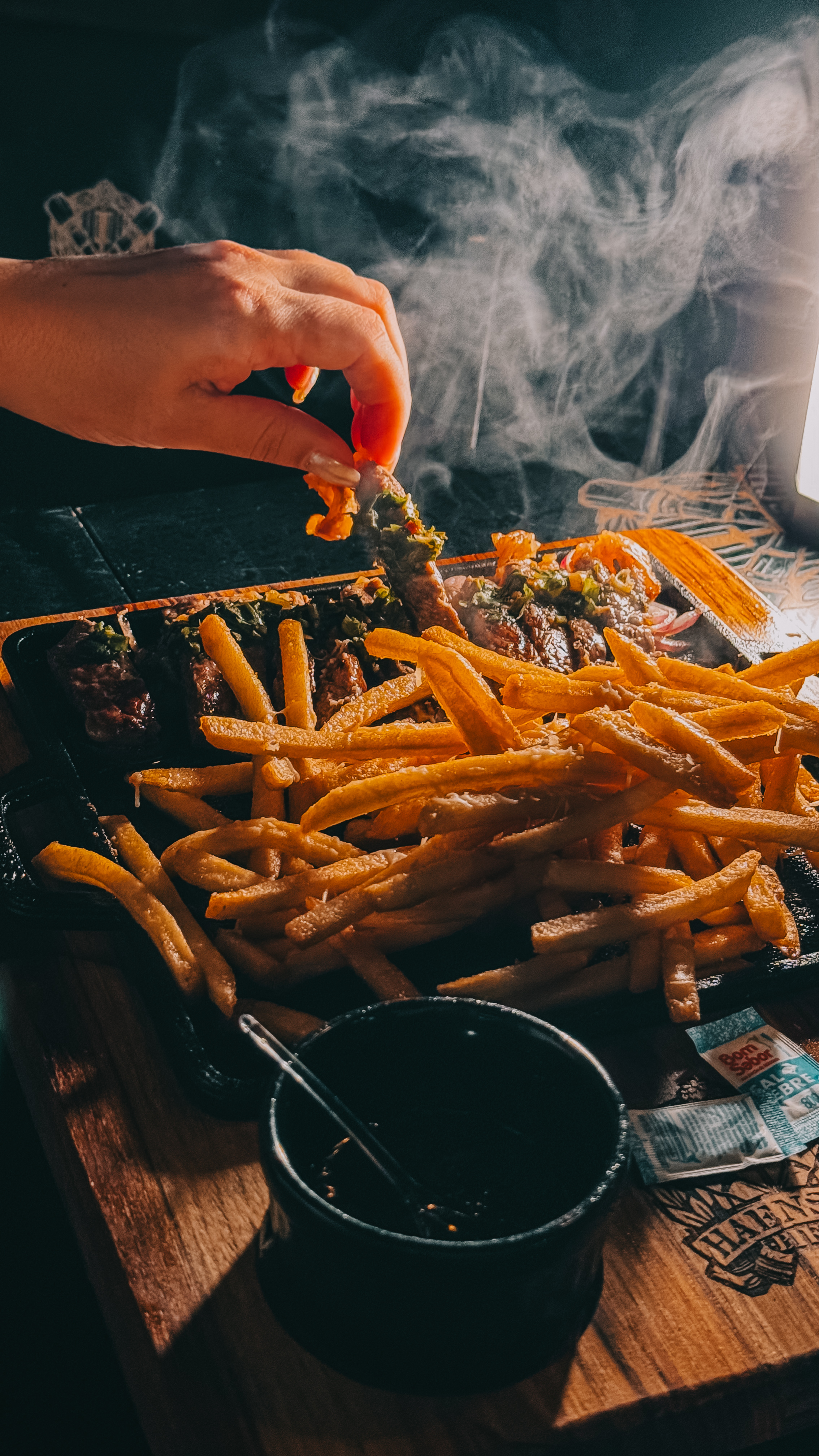 Porção de fritas com carne na tábua