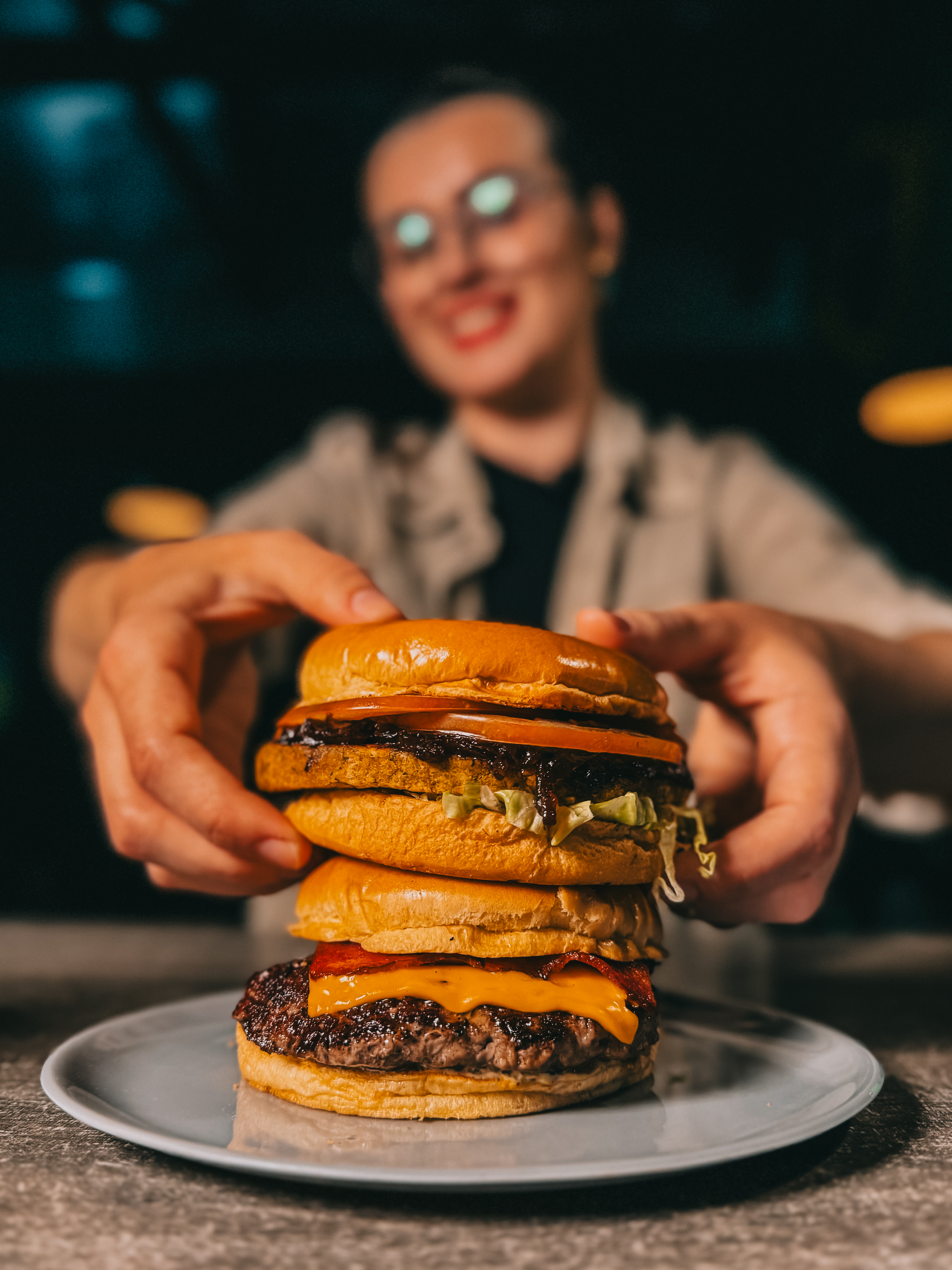 Torre de burgers artesanais do HaenschBar