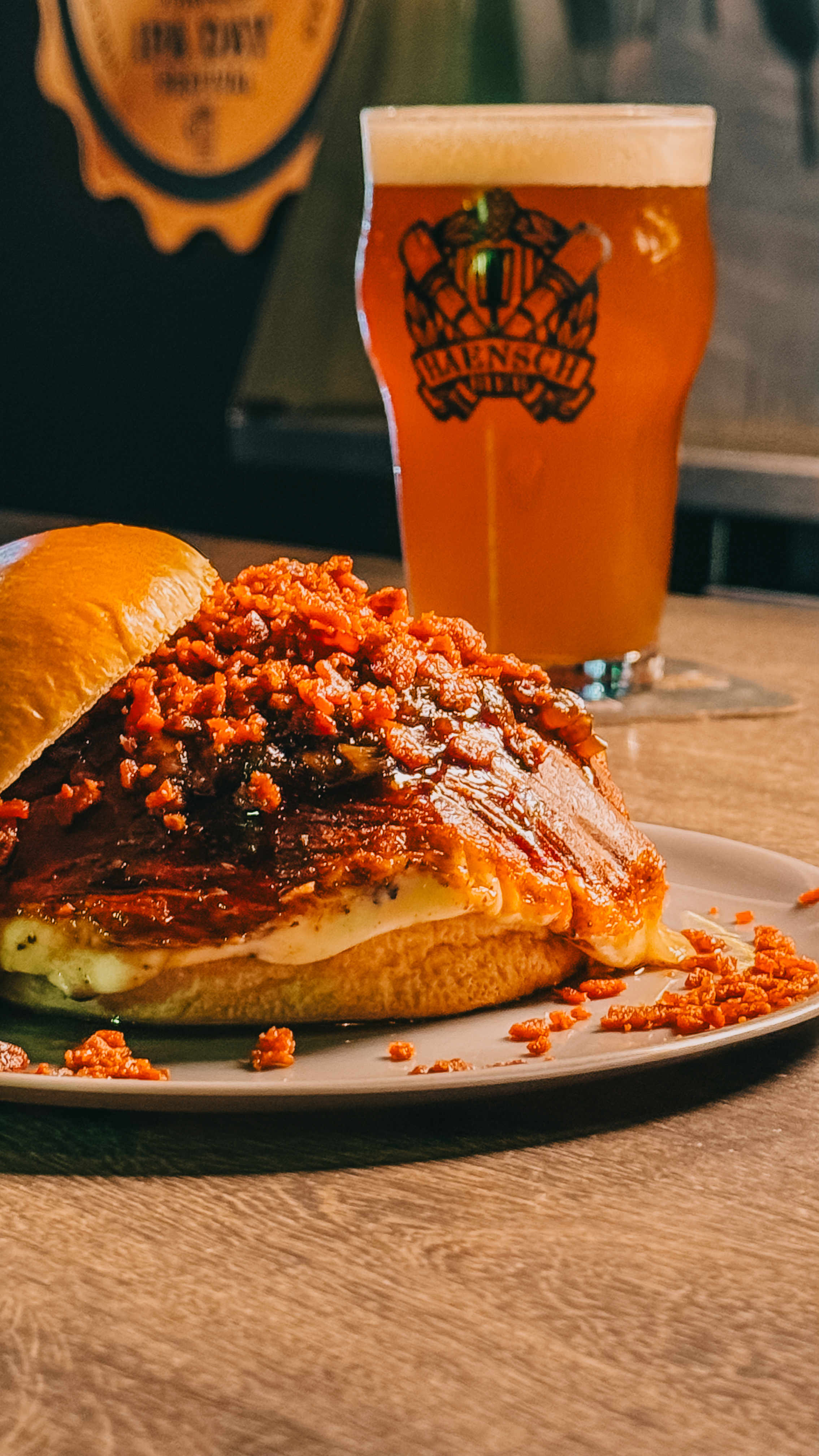 Burger artesanal com chope Haensch