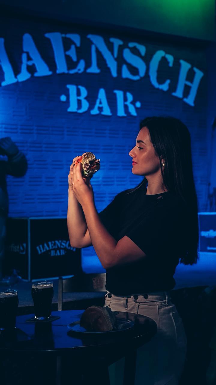 Cliente com burger no HaenschBar